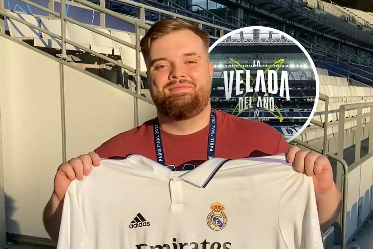 Ibai Llanos cogiendo una camiseta del Real Madrid, detrás el logo de La Velada IV