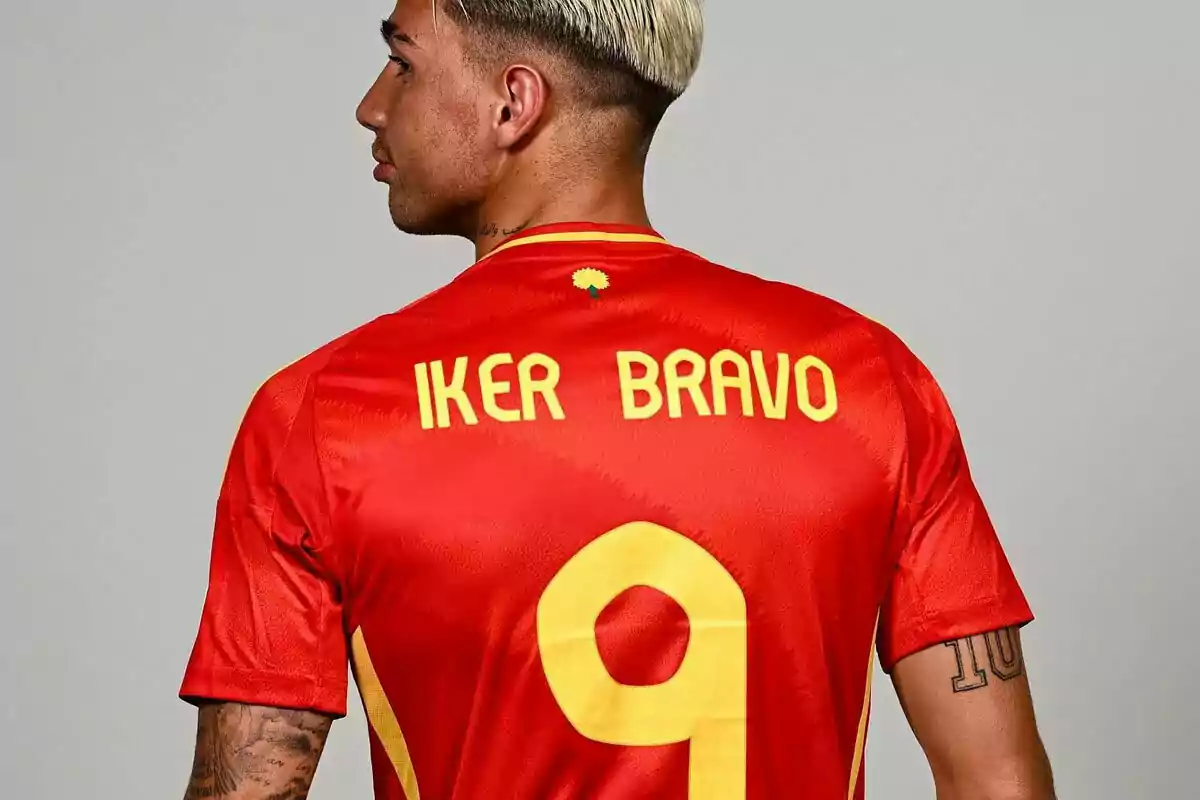 Iker Bravo de espaldas con una camiseta roja de España y el número 9. Iker Bravo de espaldas con una camiseta roja de España y el número 9.