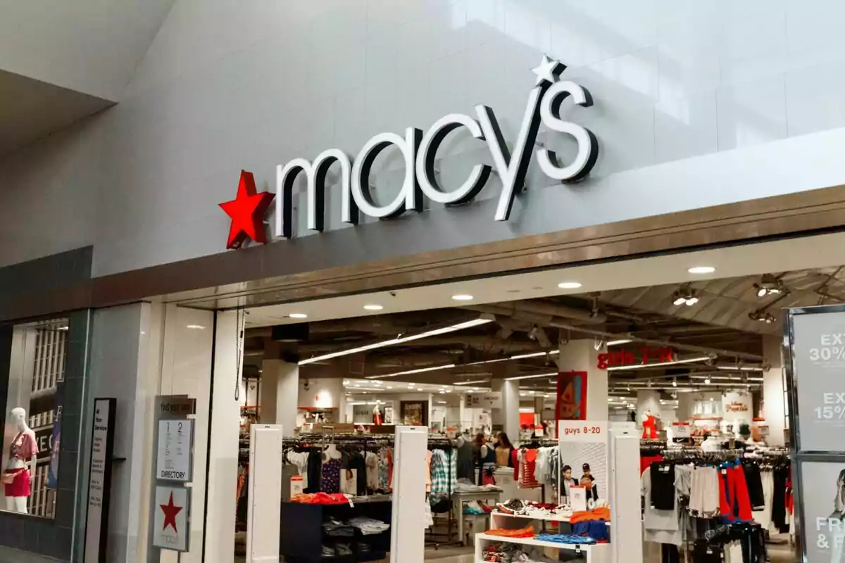 Entrada de una tienda Macy's con ropa exhibida en el interior. Entrada de una tienda Macy's con ropa exhibida en el interior.