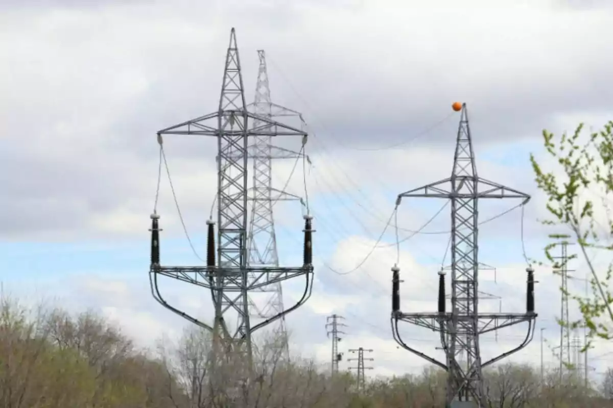 Imagen de unas torres eléctricas con paisaje detrás Imagen de unas torres eléctricas con paisaje detrás