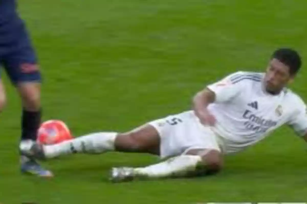 Si esta entrada hubiera sido castigada con roja, Bellingham no podría jugar el clásico del domingo