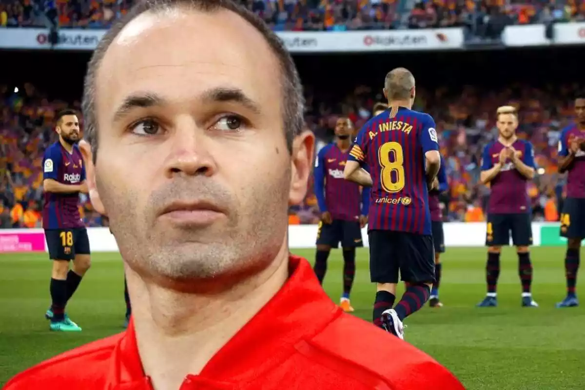 El exfutbolista del Barça Andrés Iniesta en primer plano junto a una foto del día en el que el de Albacete se despidió del club catalán.