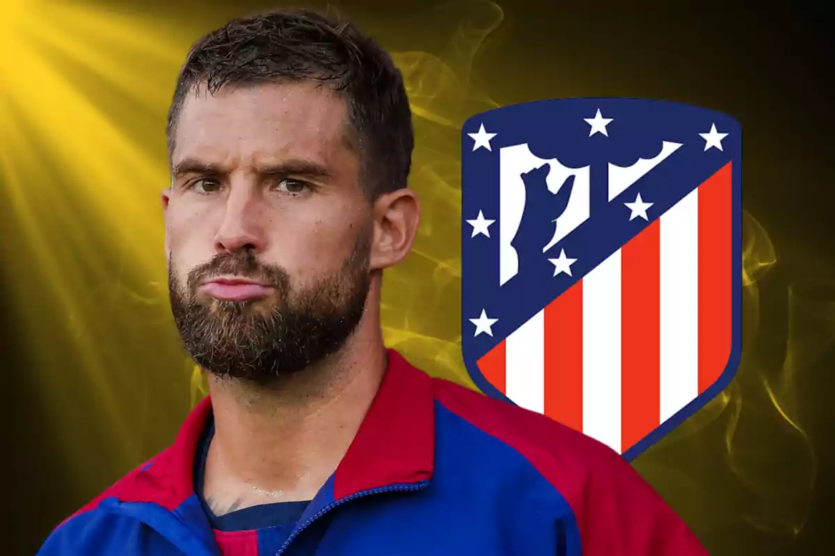 Un hombre con barba y expresión seria frente al escudo del Atlético de Madrid con un fondo amarillo.