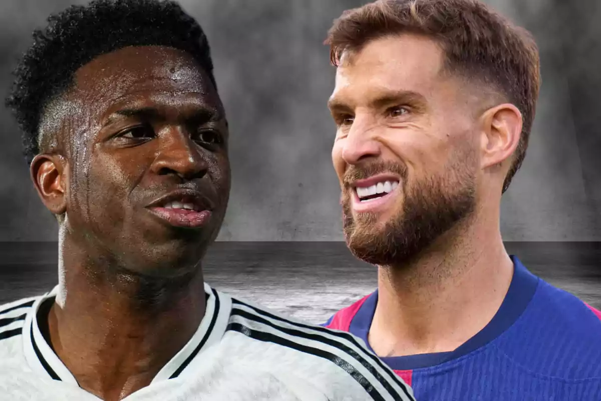 Dos jugadores de fútbol mirándose con expresiones intensas en un fondo gris.