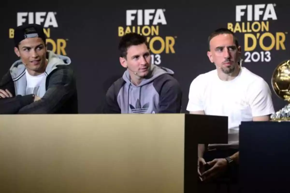 Cristiano Ronaldo no ganó nada en 2013 y le regalaron el Balón de Oro que pertenecía a Franck Ribery, que lo había ganado todo Cristiano Ronaldo no ganó nada en 2013 y le regalaron el Balón de Oro que pertenecía a Franck Ribery, que lo había ganado todo