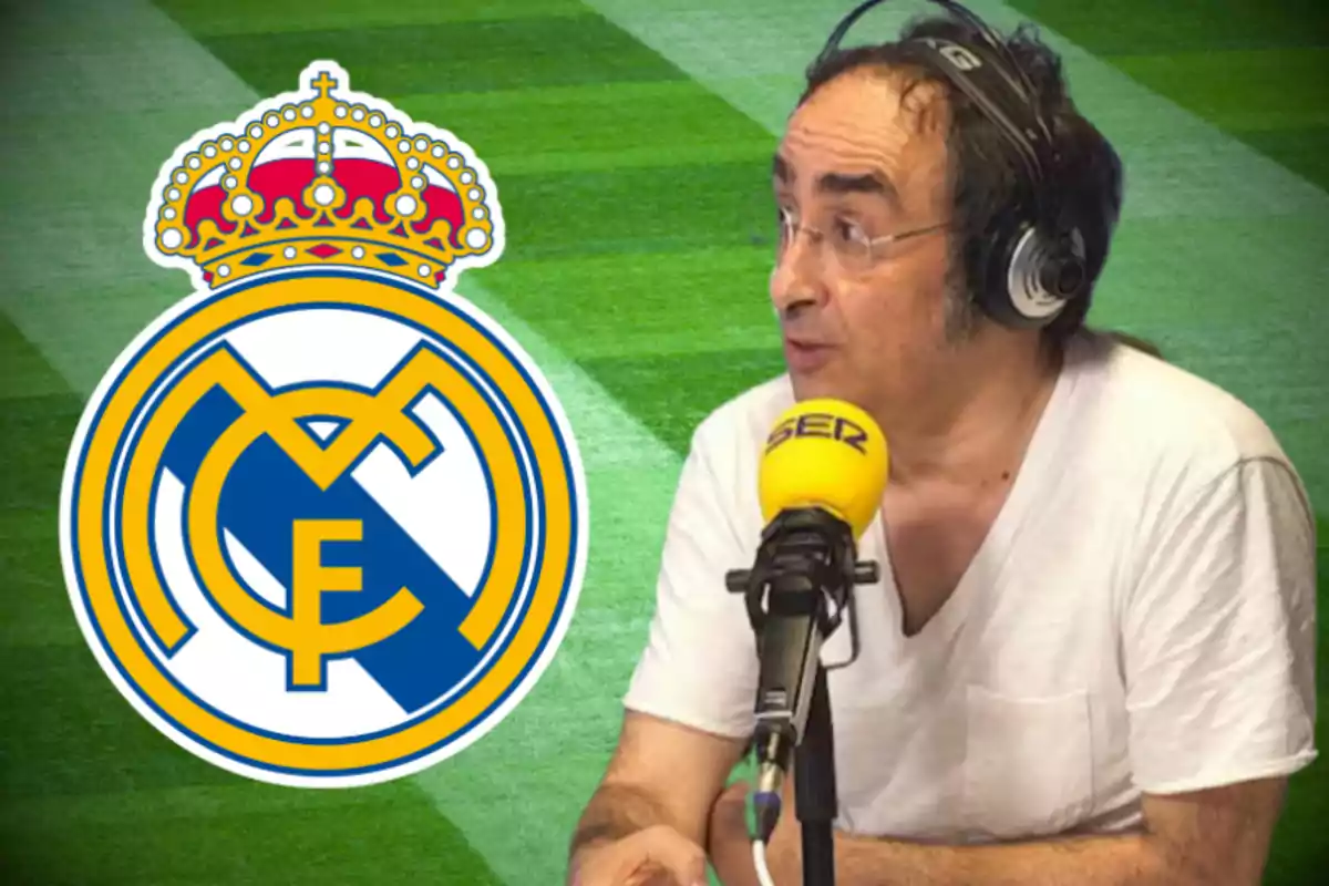 Un hombre con auriculares y un micrófono amarillo de la cadena SER está hablando, con el logo del Real Madrid a su lado sobre un fondo de césped.