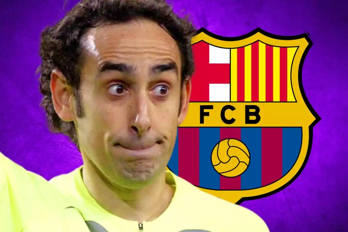 Un hombre con expresión curiosa frente al escudo del FC Barcelona sobre un fondo morado.