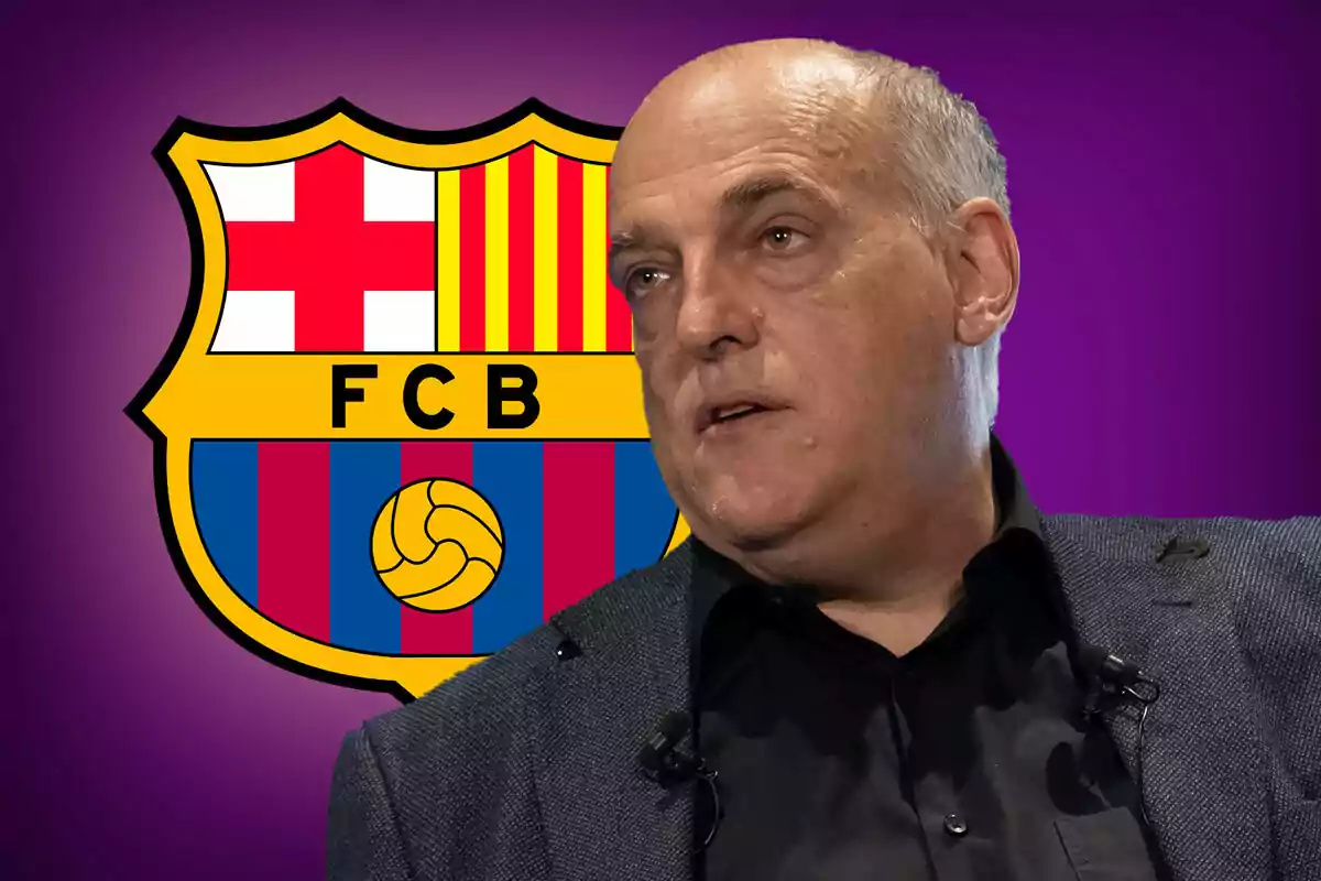 Un hombre con traje oscuro frente al escudo del FC Barcelona sobre un fondo morado.