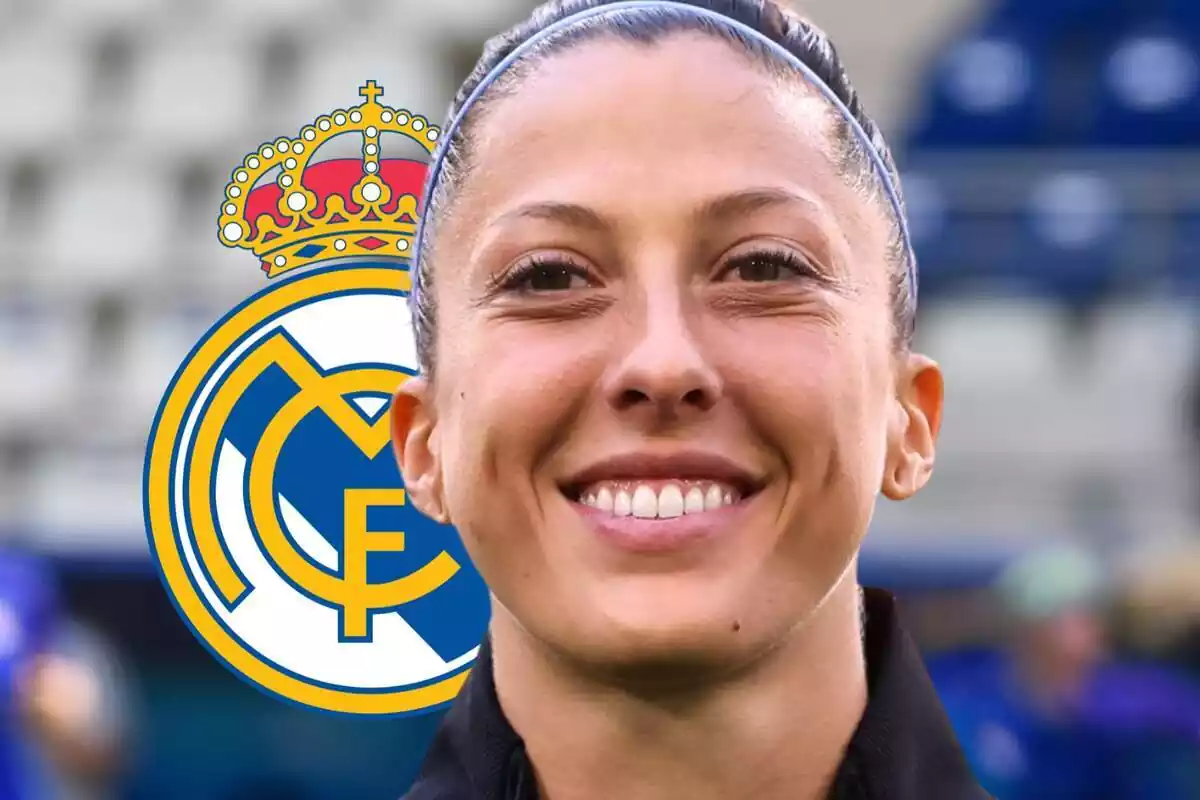 Jenni Hermoso with a big smile with a Real Madrid shield in the background