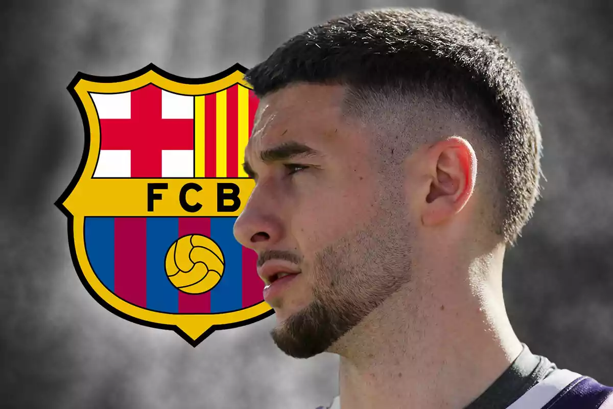 Un hombre de perfil con el escudo del FC Barcelona de fondo.