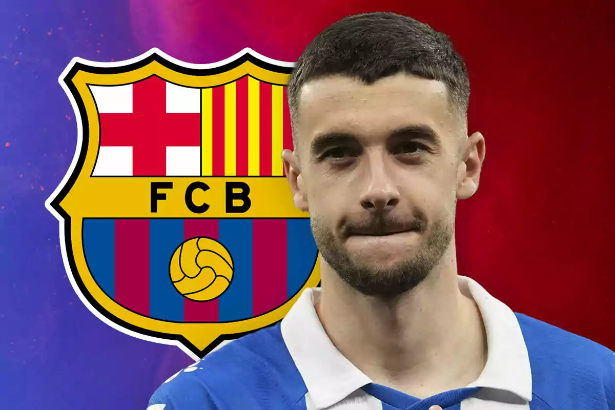 Futbolista con camiseta azul y blanca frente al escudo del FC Barcelona sobre un fondo rojo y morado.