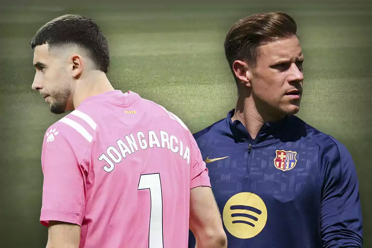 Dos futbolistas en el campo, uno con camiseta rosa y el otro con uniforme azul del FC Barcelona.