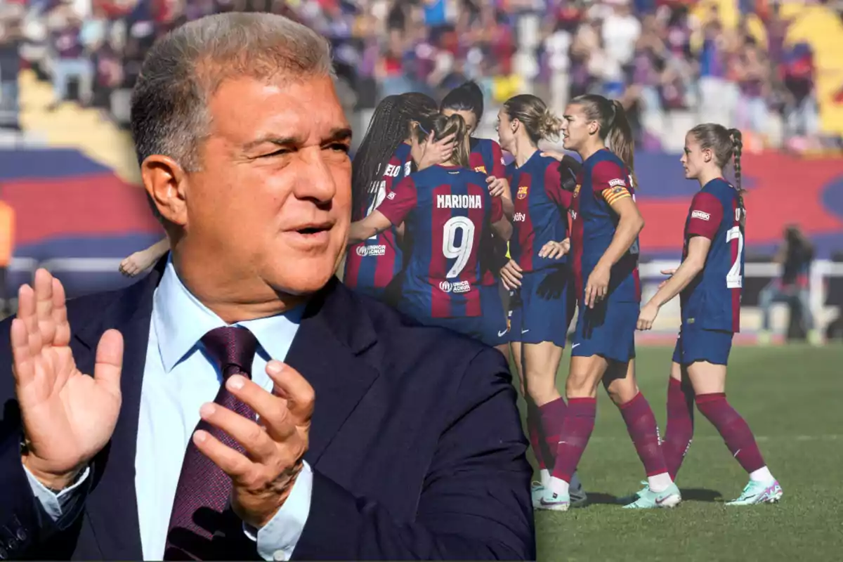 Un hombre aplaudiendo con un grupo de jugadoras de fútbol celebrando en el fondo.