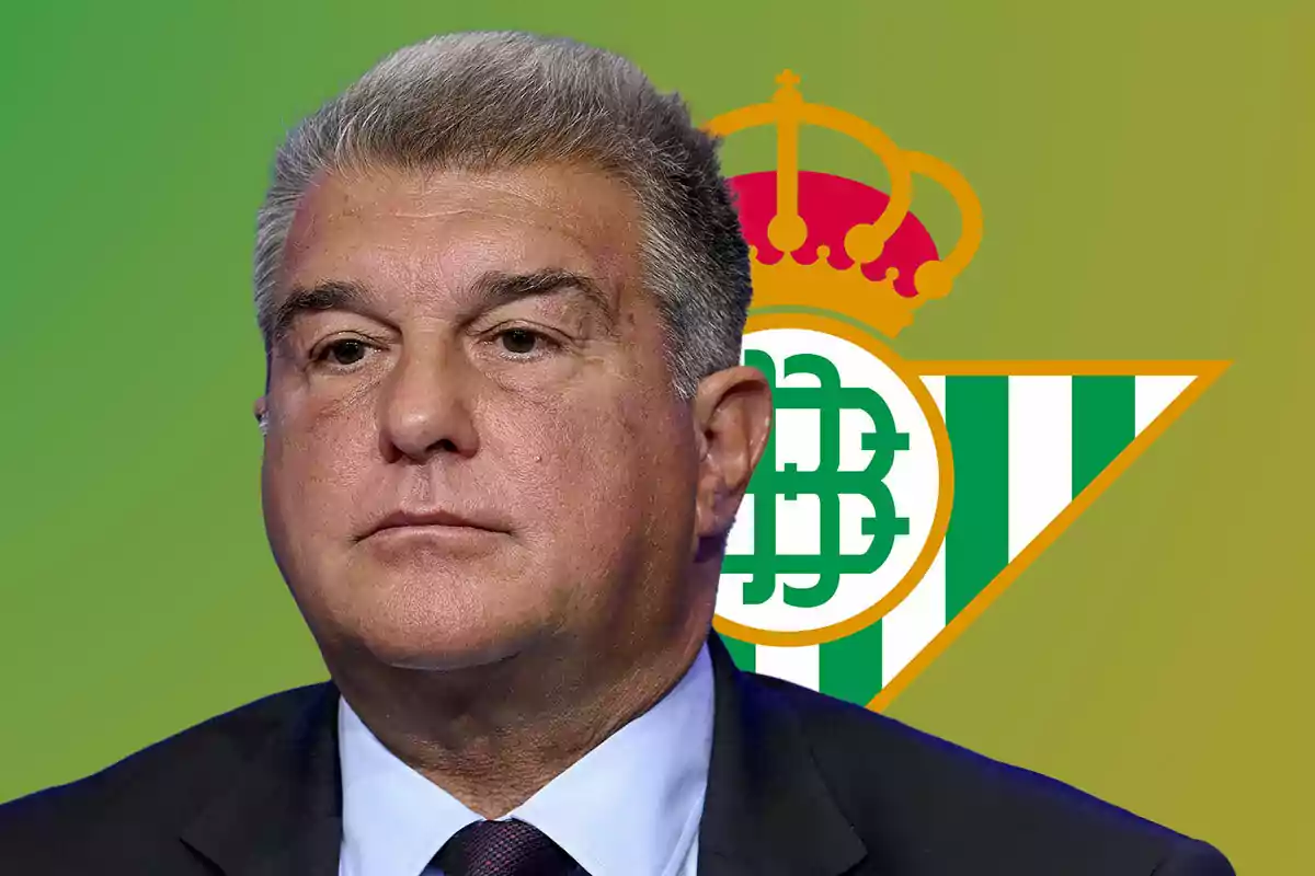 Joan Laporta con expresión seria frente a un fondo con el escudo del Real Betis.