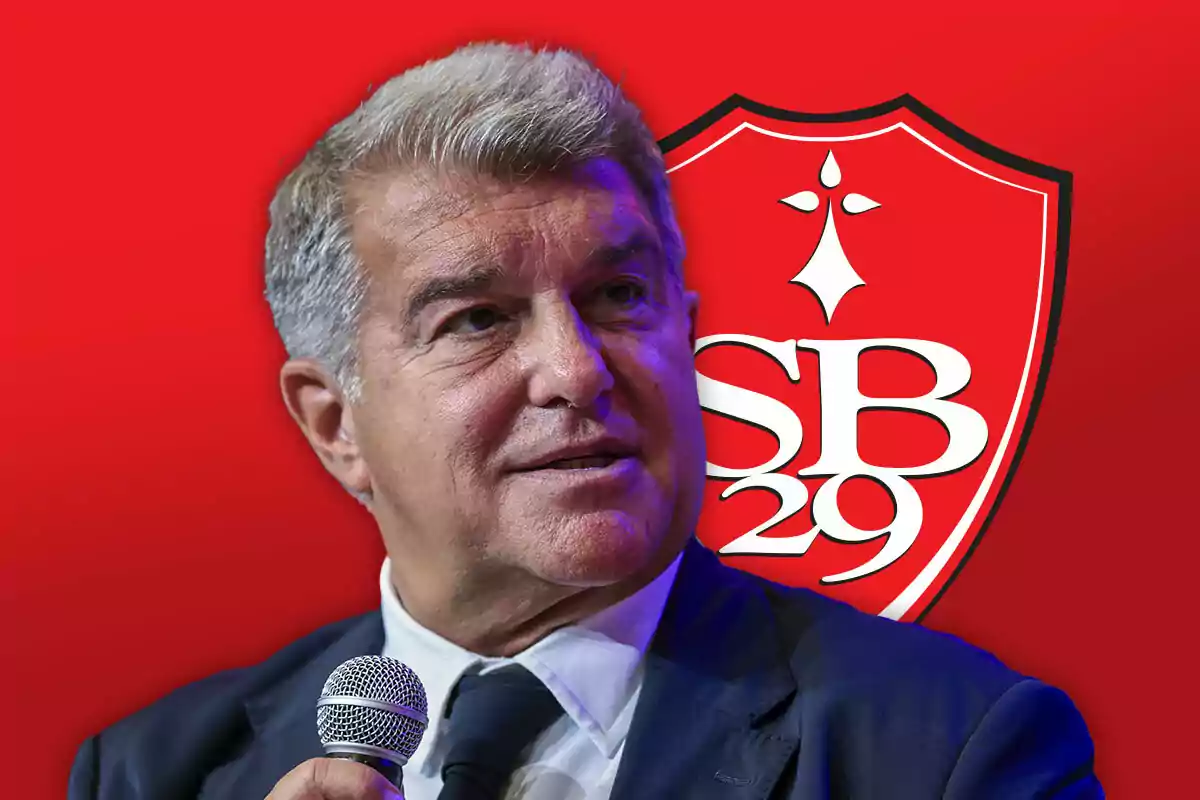 Joan Laporta sosteniendo un micrófono frente a un fondo rojo con un escudo que tiene las letras SB 29.