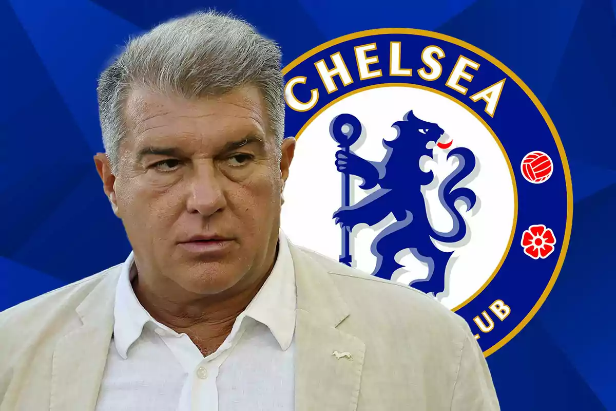 Joan Laporta con expresión seria está frente al logo del Chelsea FC sobre un fondo azul.