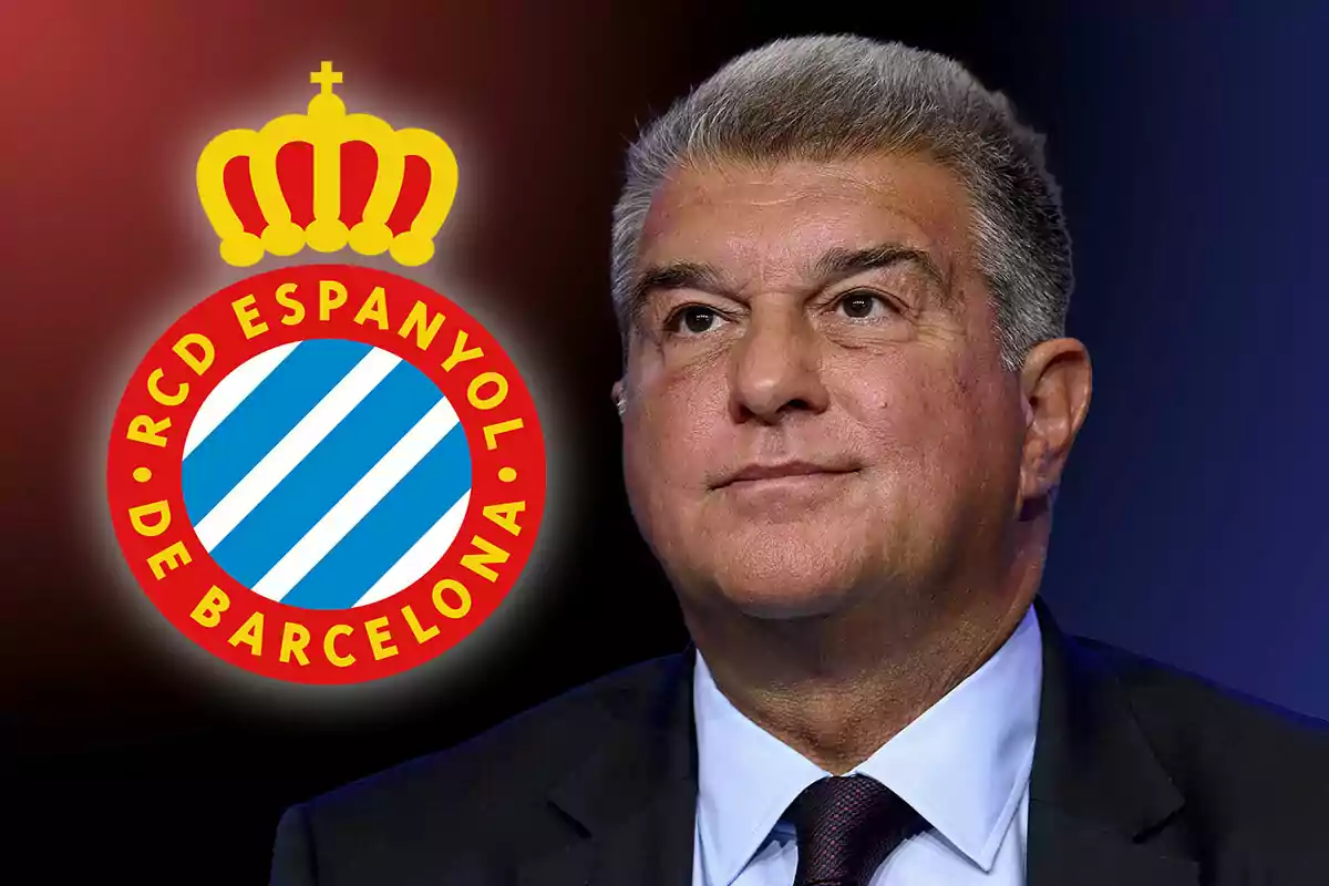 Un hombre con traje y corbata aparece junto al escudo del RCD Espanyol de Barcelona.