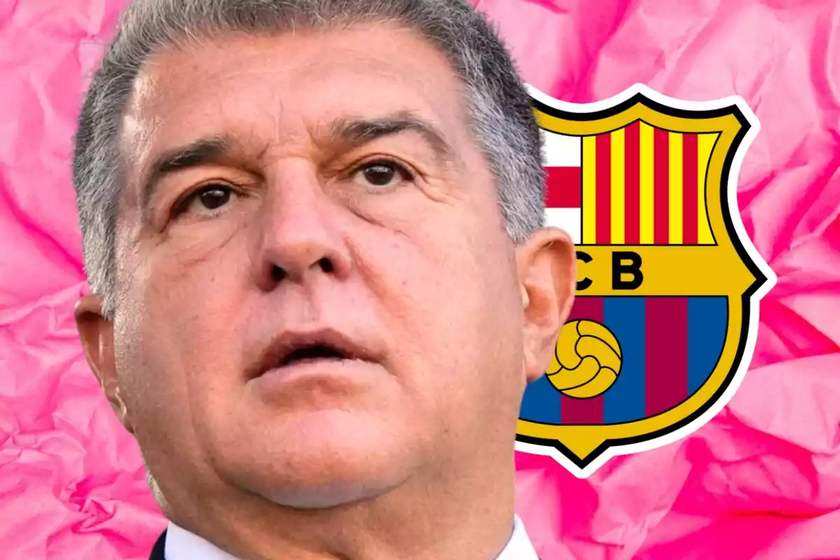 Un hombre de cabello canoso con expresión seria frente a un fondo rosa y el escudo del FC Barcelona.