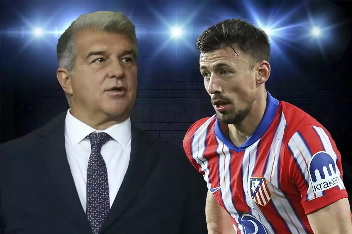 Un hombre con traje y corbata junto a un futbolista con uniforme del Atlético de Madrid, con luces brillando en el fondo