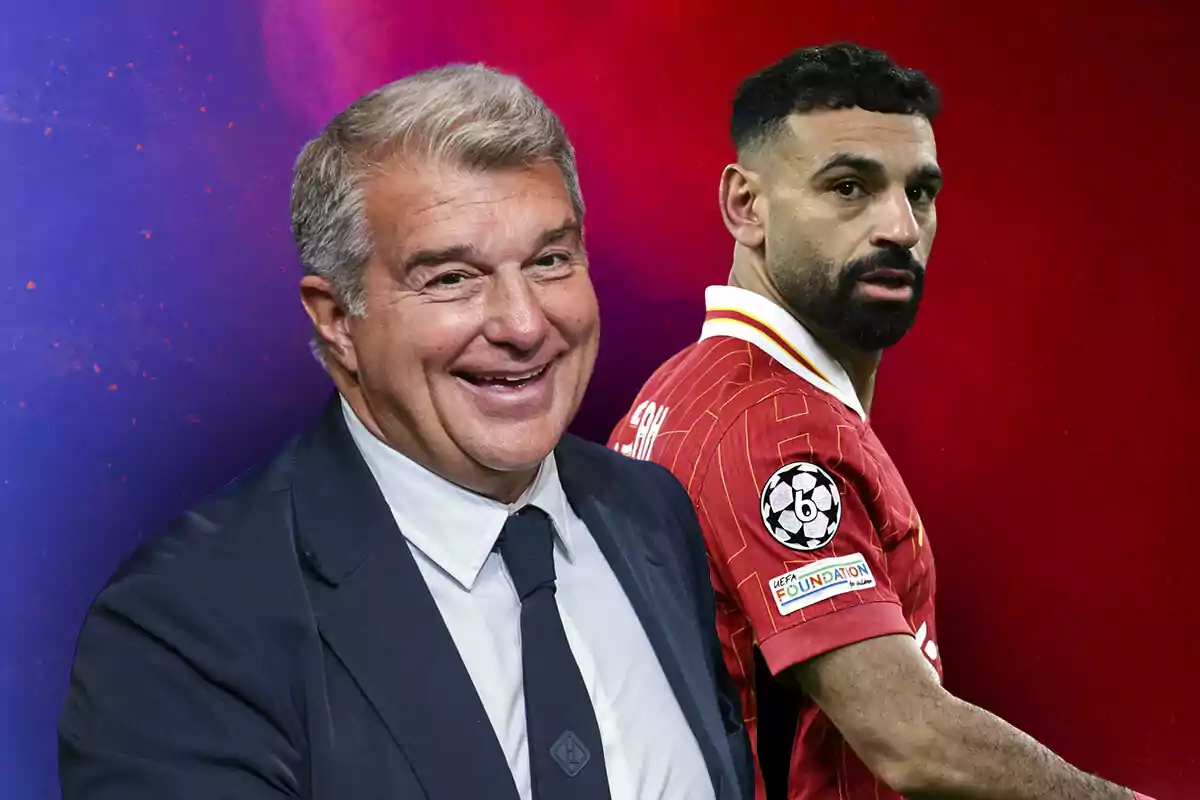 Joan Laporta sonriente con traje junto a Mohamed Salah con uniforme rojo y fondo colorido.