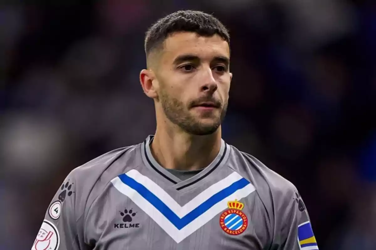 Soccer player with gray uniform of RCD Espanyol of Barcelona on the playing field.