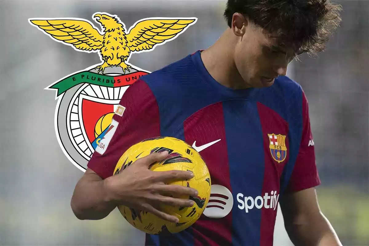 Joao Félix con la camiseta del FC Barcelona sosteniendo un balón amarillo, con el escudo del Benfica en el fondo.