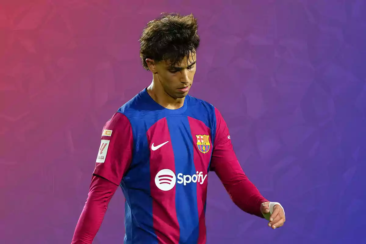 Joao Félix, cabizbajo vistiendo la camiseta del Barça