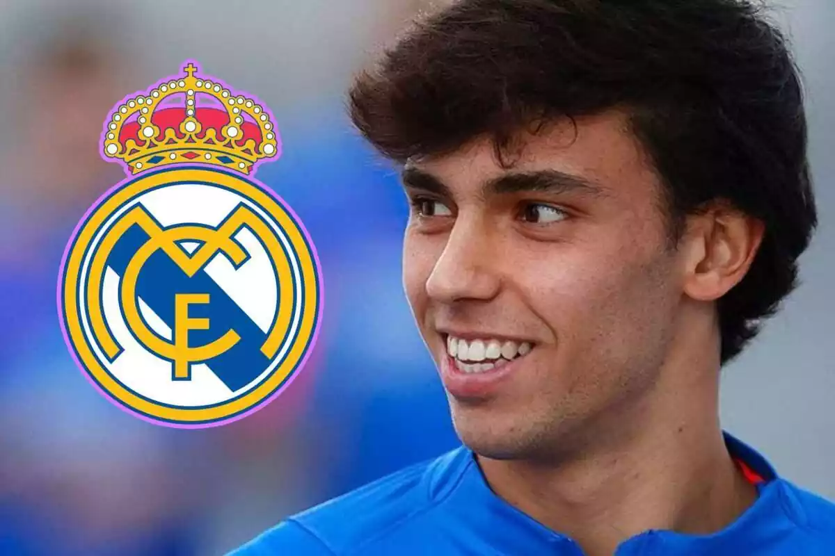 Joao Félix mirando el escudo del Real Madrid