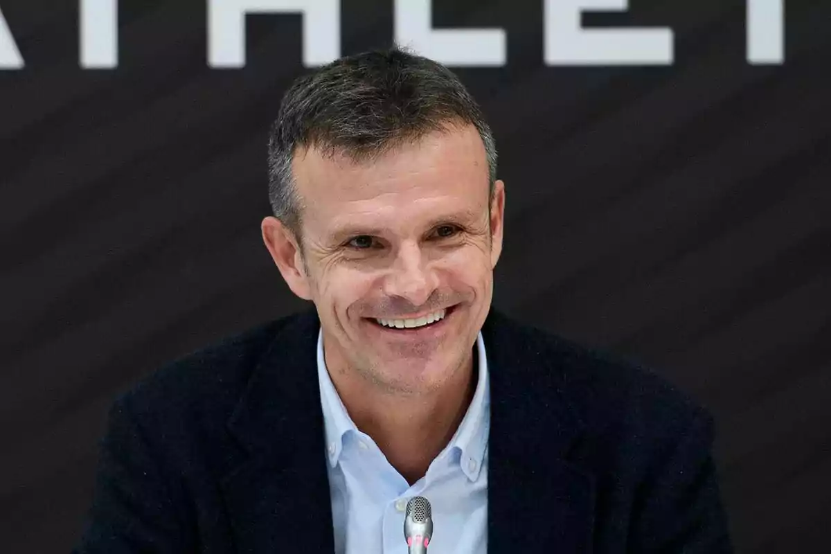 Jon Uriarte smiling while speaking into a microphone. Jon Uriarte smiling while speaking into a microphone.