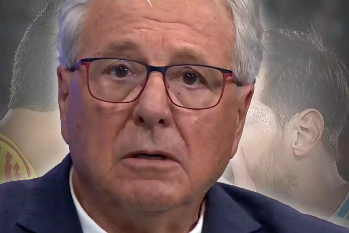 Hombre mayor con gafas y expresión seria en primer plano con fondo desenfocado de dos personas conversando