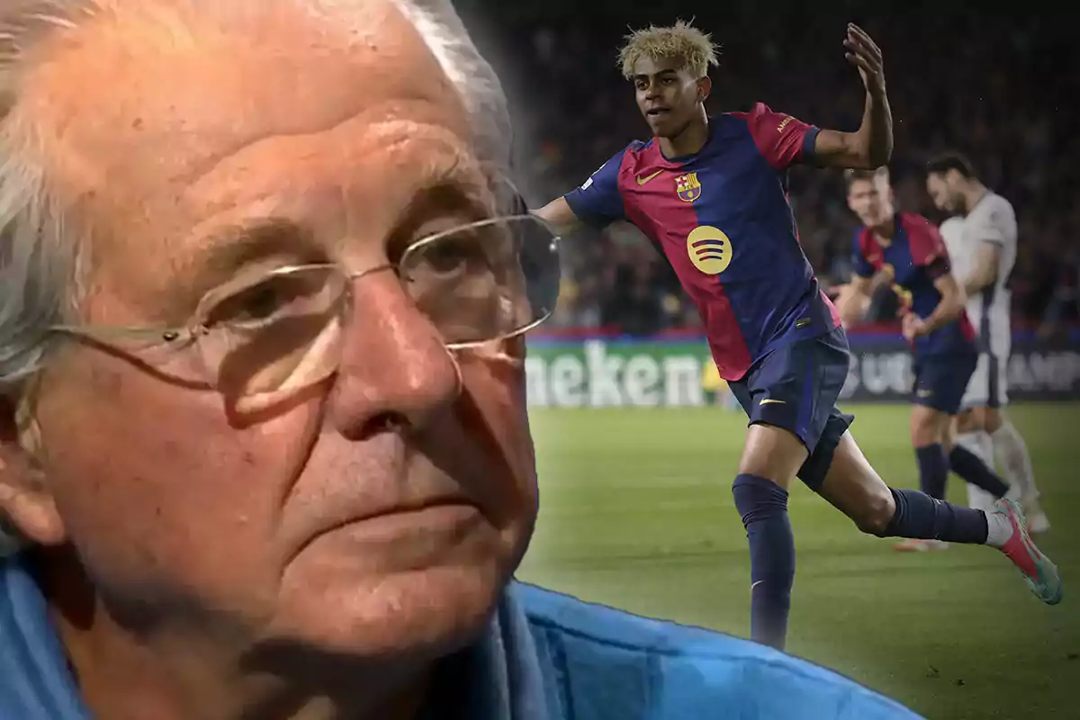 Un hombre mayor con gafas aparece en primer plano mientras un jugador de fútbol celebra en el campo con el uniforme del FC Barcelona.