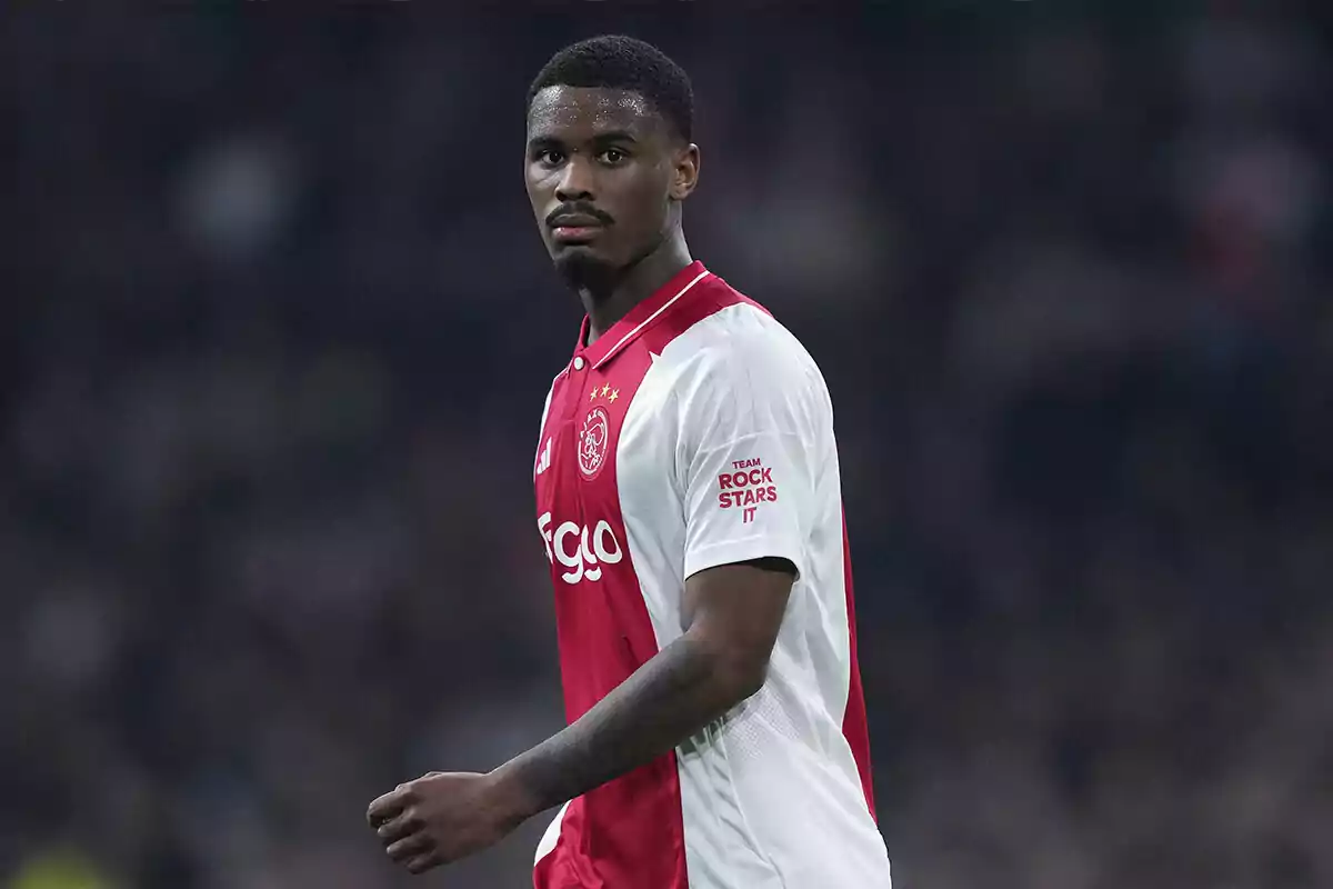 Un jugador de fútbol con el uniforme del Ajax en el campo de juego. Un jugador de fútbol con el uniforme del Ajax en el campo de juego.