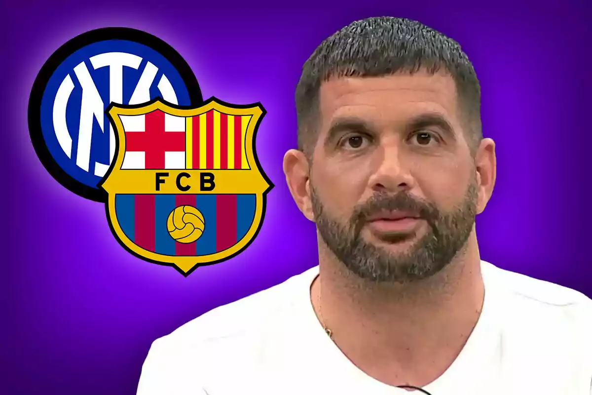 Un hombre con barba y cabello corto aparece frente a los logotipos del Inter de Milán y el FC Barcelona sobre un fondo morado.