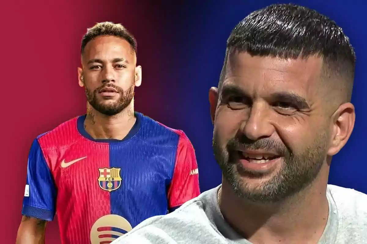 Un hombre con camiseta de fútbol del Barcelona y otro hombre sonriendo en primer plano.