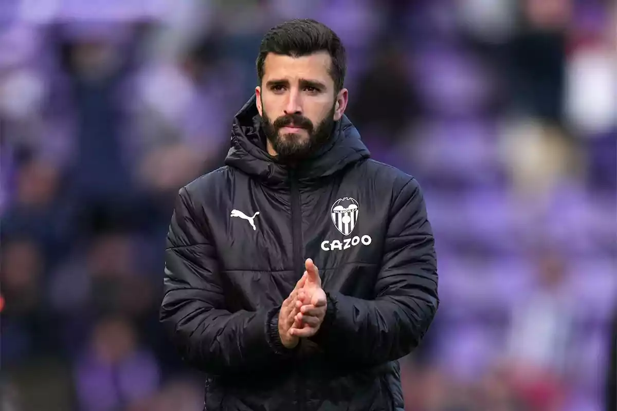 José Gayà con chaqueta negra del Valencia CF aplaude en un estadio. José Gayà con chaqueta negra del Valencia CF aplaude en un estadio.