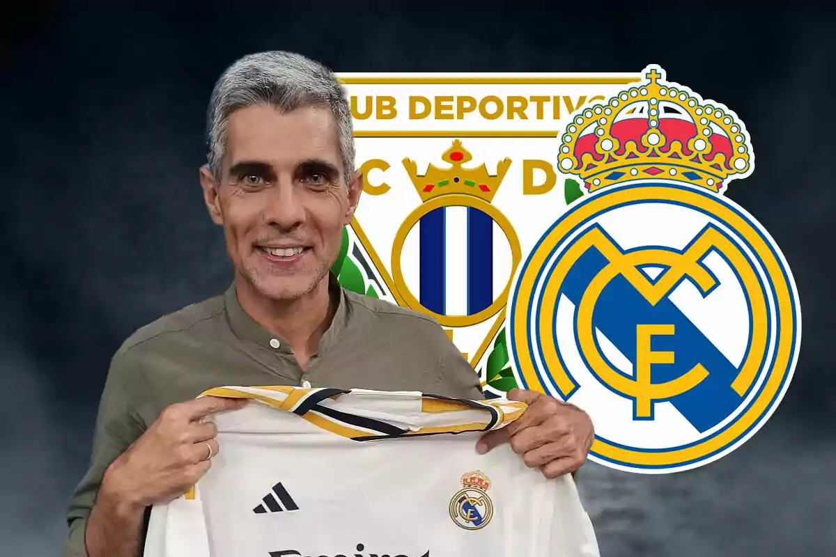 José Luis Sánchez sonriente sostiene una camiseta de fútbol del Real Madrid frente a los escudos del Club Deportivo Leganés y el Real Madrid.