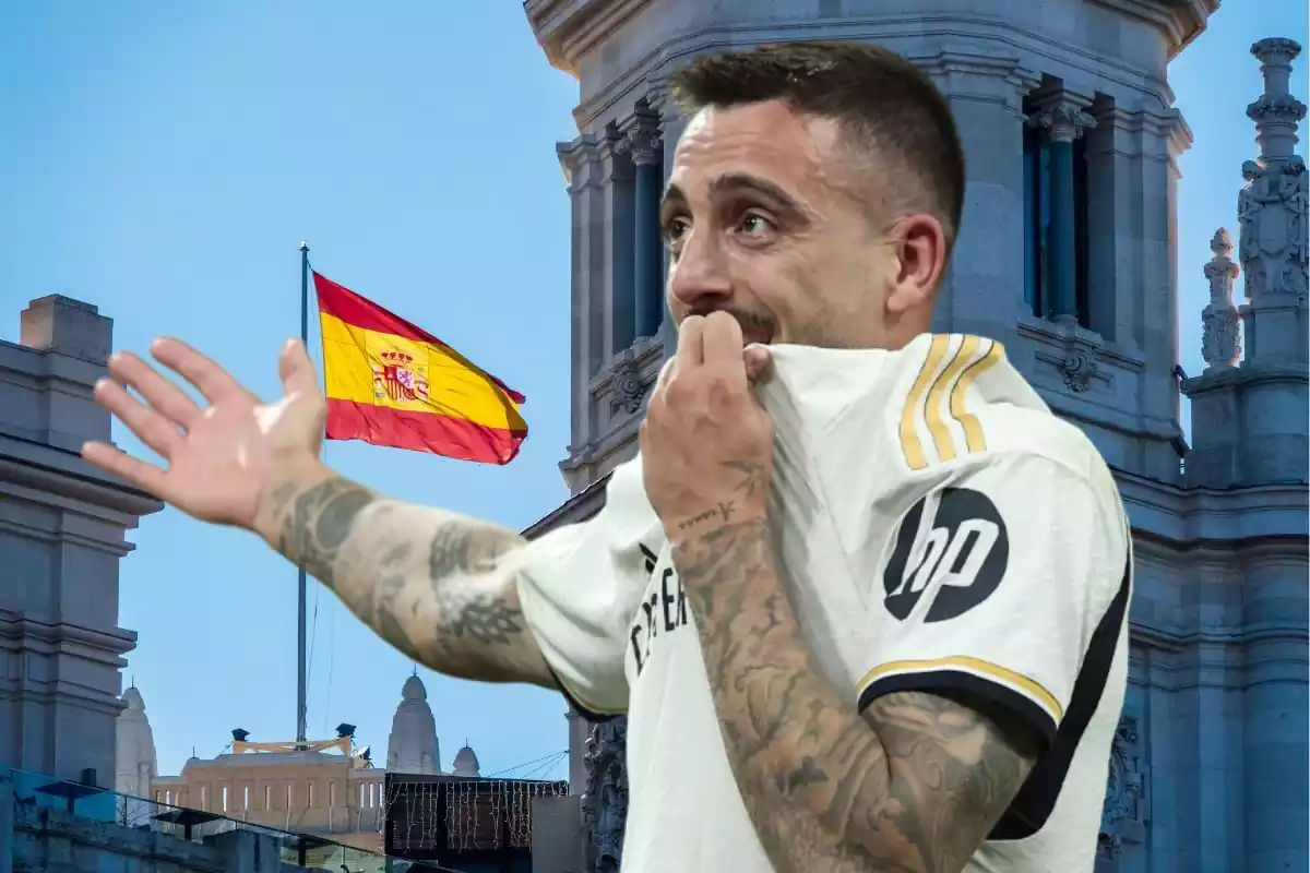 Joselu besándose el escudo del Real Madrid