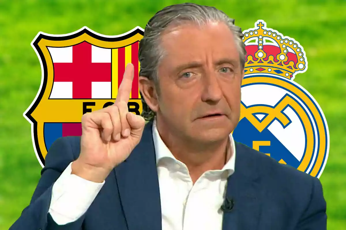 Josep Pedrerol con traje azul y camisa blanca levanta un dedo frente a los escudos del FC Barcelona y el Real Madrid sobre un fondo verde.