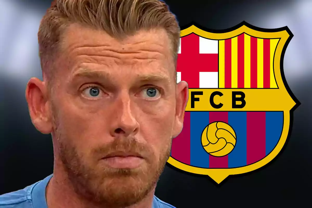 Hombre rubio con barba y expresión seria frente al escudo del FC Barcelona