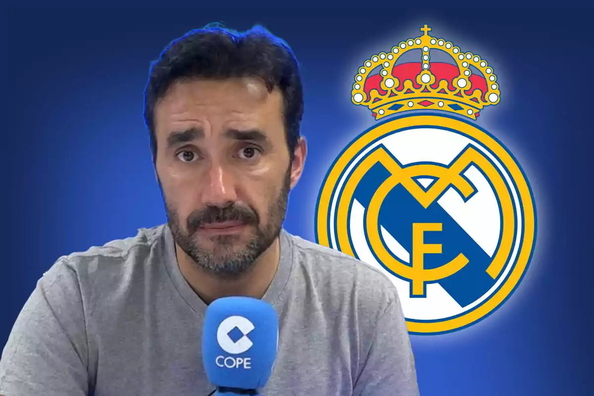 Un hombre con barba sostiene un micrófono azul de la emisora COPE con el logo del Real Madrid en el fondo.