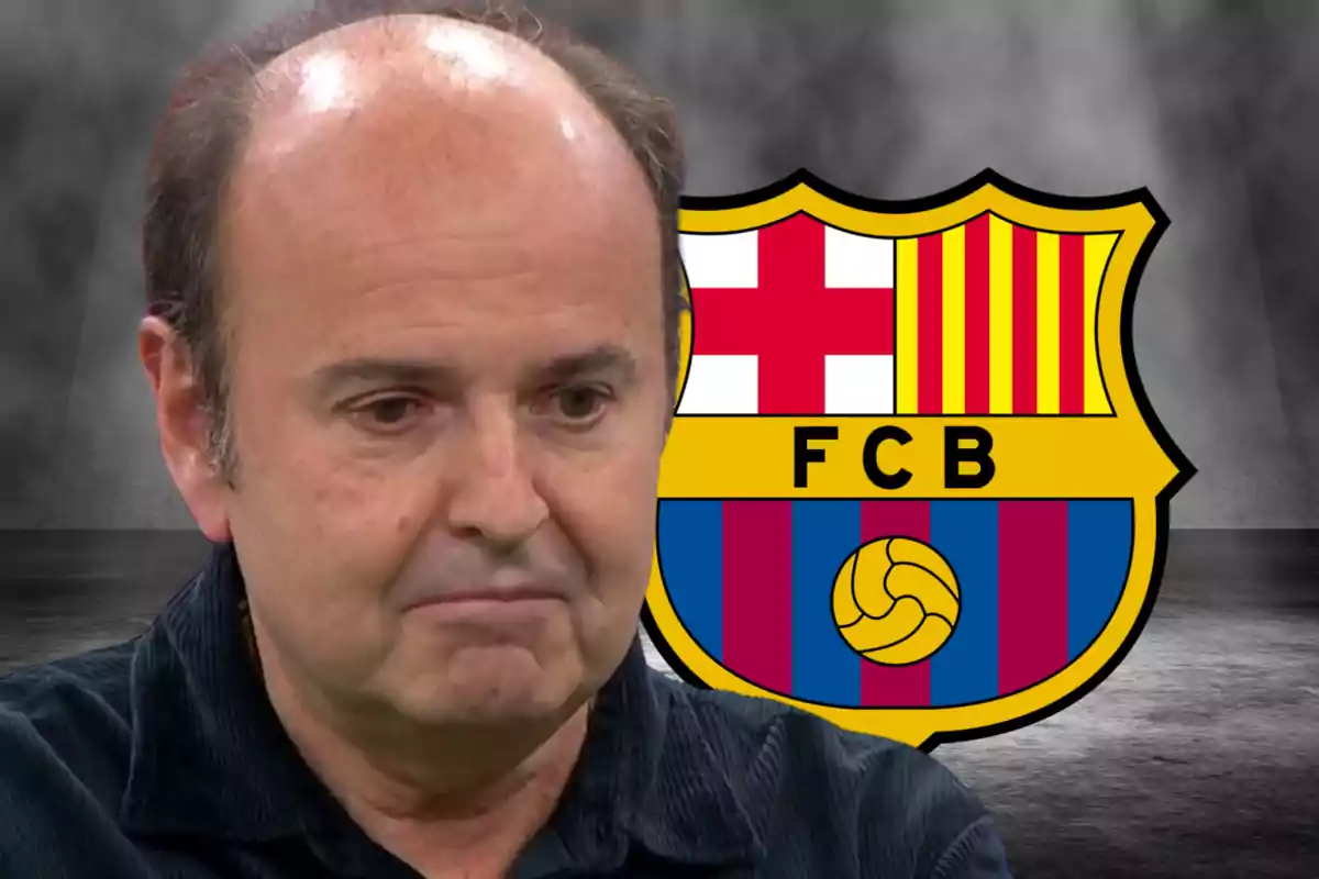 Un hombre con expresión seria frente al escudo del FC Barcelona.