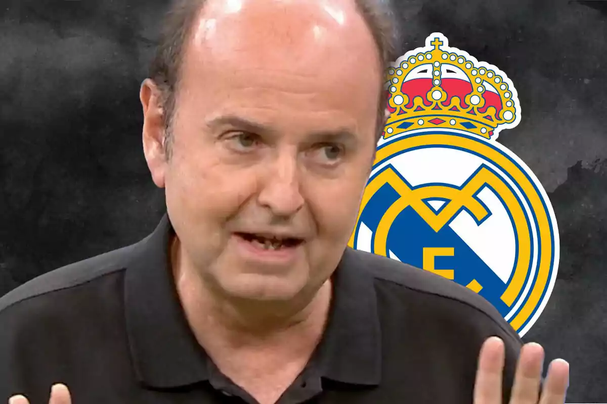 Un hombre hablando con el logo del Real Madrid de fondo.