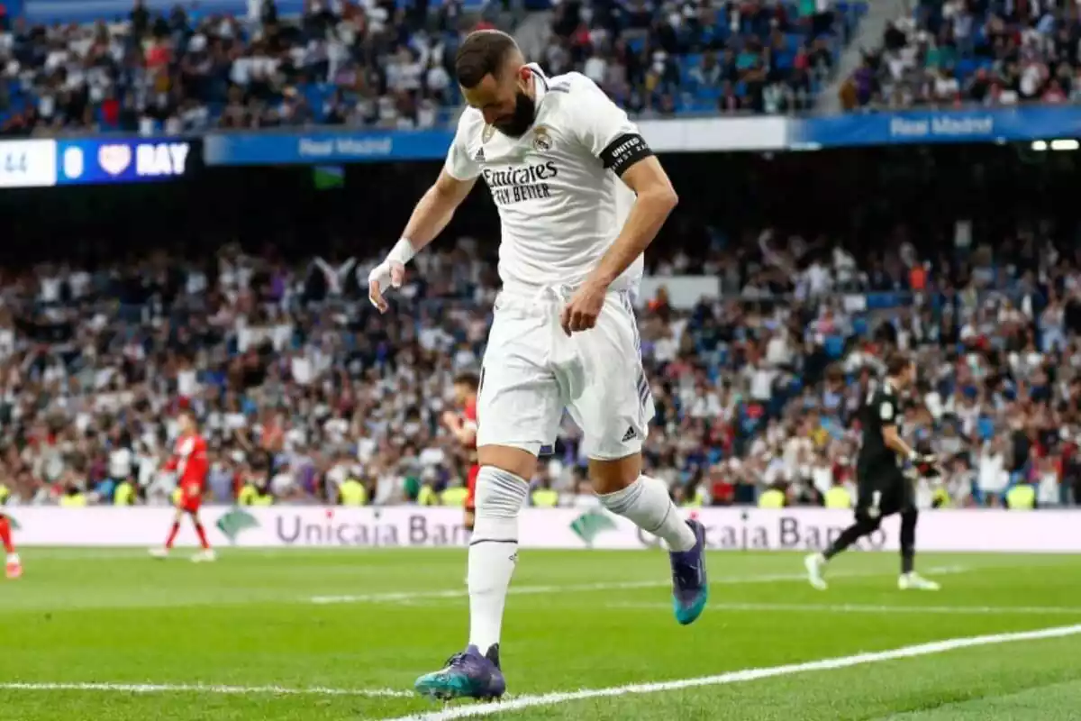 Karim Benzema sobre el césped del Santiago Bernabéu cojeando