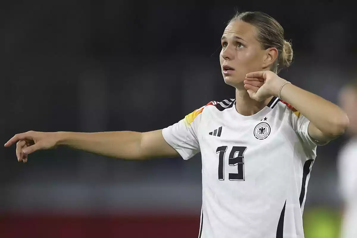 Klara Bühl in Germany uniform pointing to the side during a match.