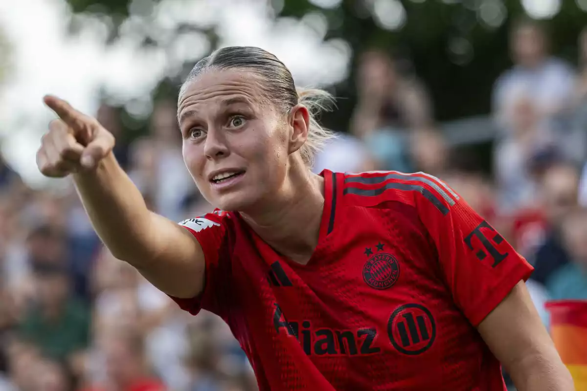 Klara Bühl in a red uniform points her finger during a match.