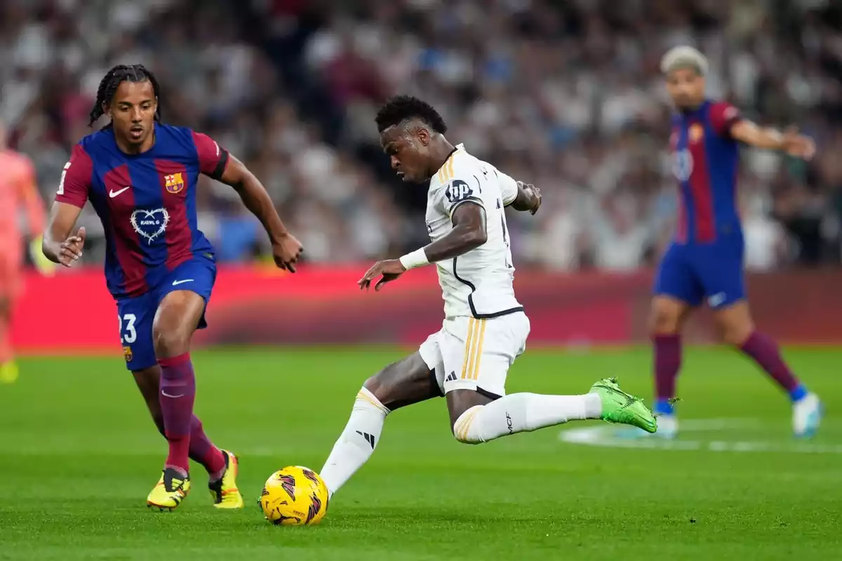 Jules Koundé defending Vinícius Júnior during El Clásico