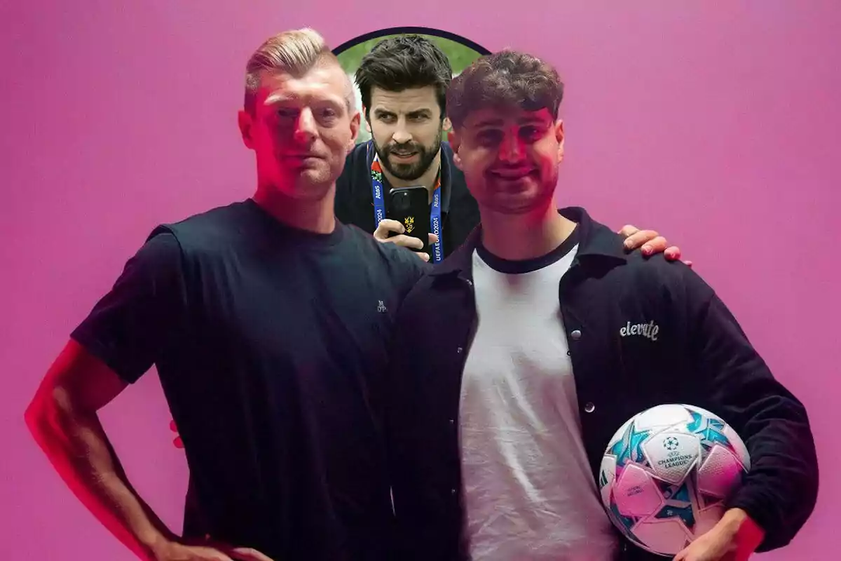 Toni Kroos y otra persona posan juntas frente a un fondo rosa, una de ellas sostiene un balón de fútbol de la Champions League, mientras que en el fondo se ve Piqué tomando una foto con su teléfono.