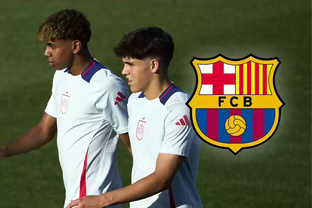 Lamine Yamal y Pau Cubarsí con uniforme blanco caminando junto al escudo del FC Barcelona.