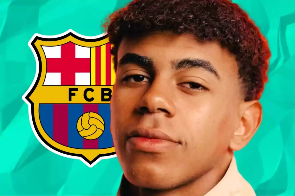 Joven frente al escudo del FC Barcelona con fondo verde.