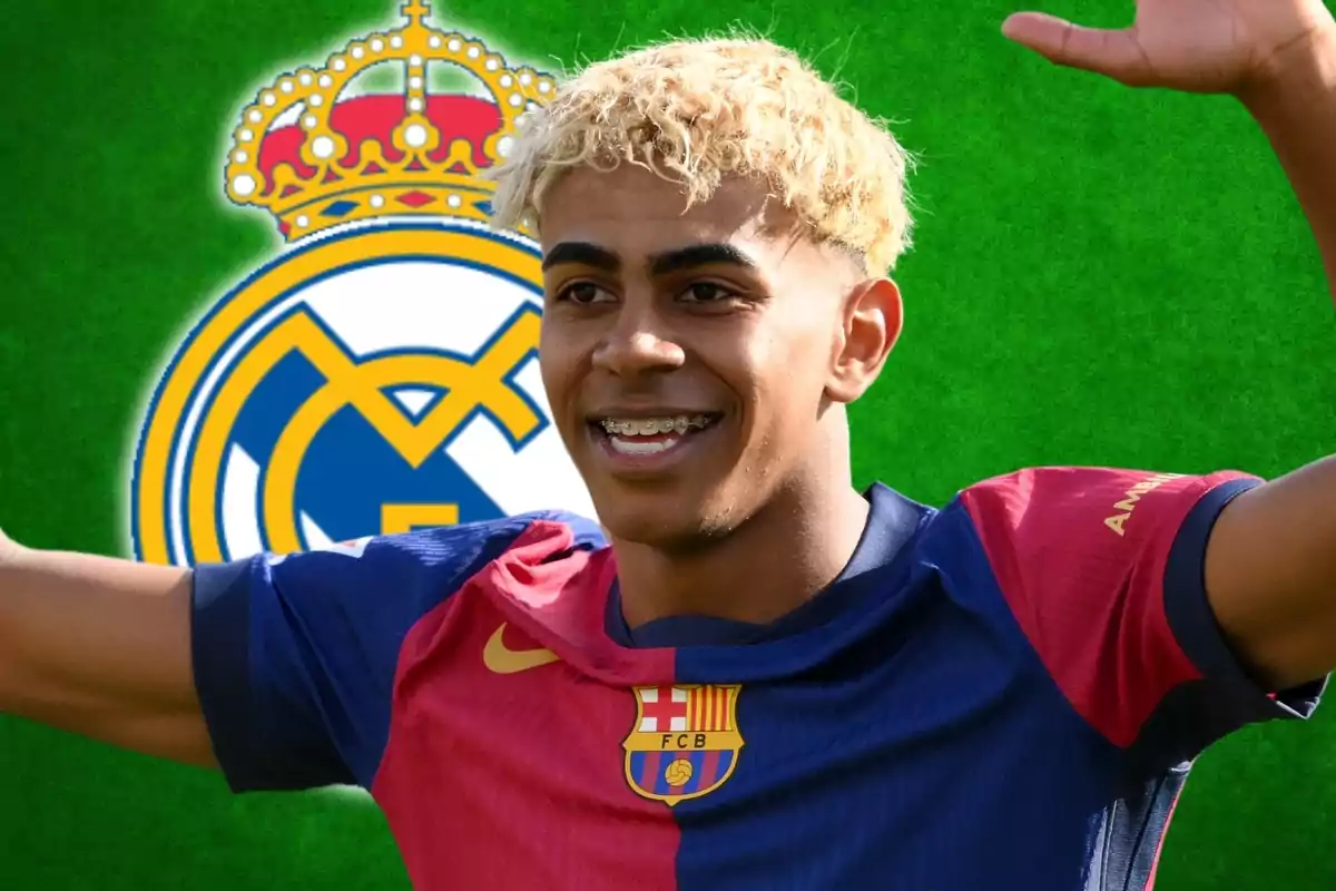 Un jugador de fútbol con uniforme azul y rojo sonríe con los brazos levantados, mientras que en el fondo se ve el escudo de un equipo de fútbol sobre un fondo verde.
